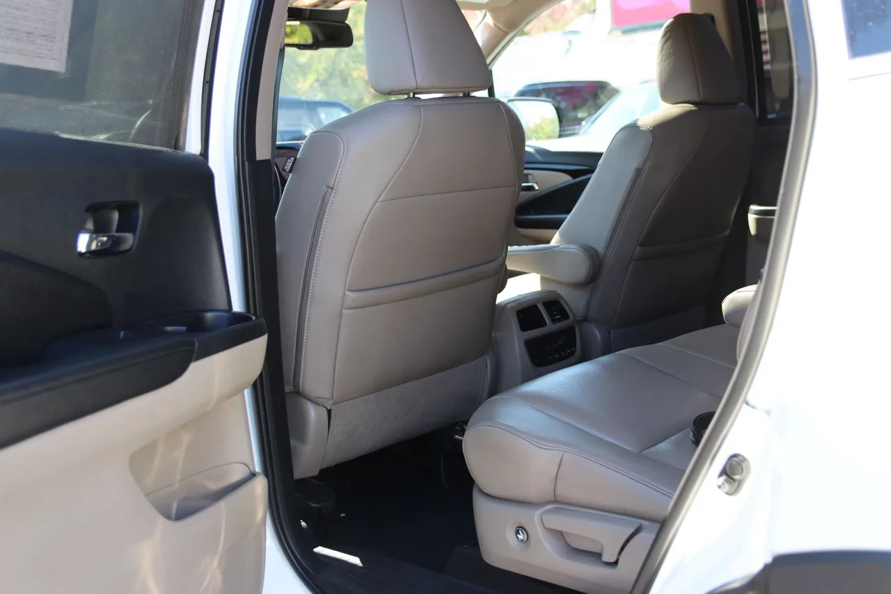 2017 Honda Pilot Touring Sport Utility 4D in White — photo 23 of 46