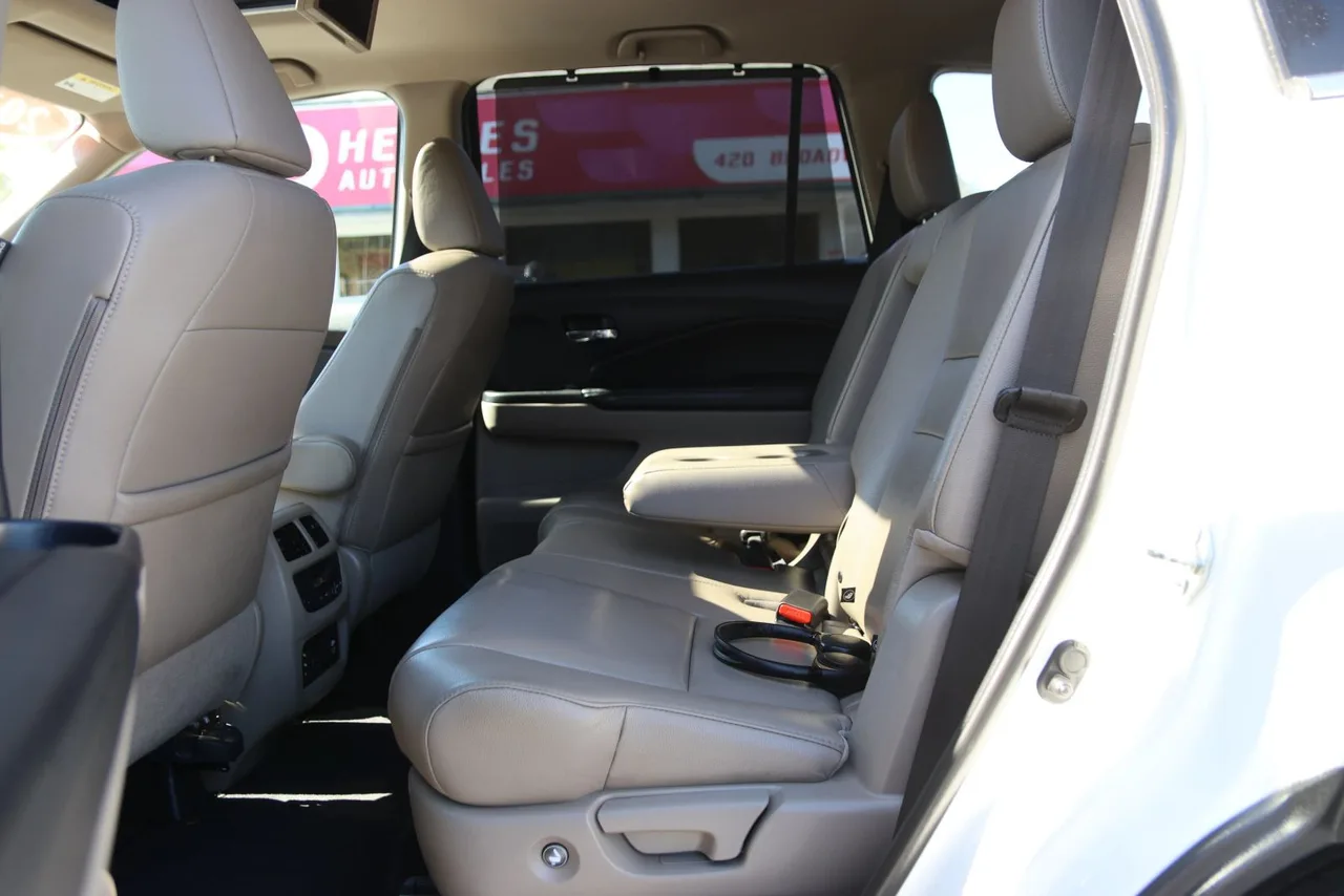 2017 Honda Pilot Touring Sport Utility 4D in White — photo 24 of 46