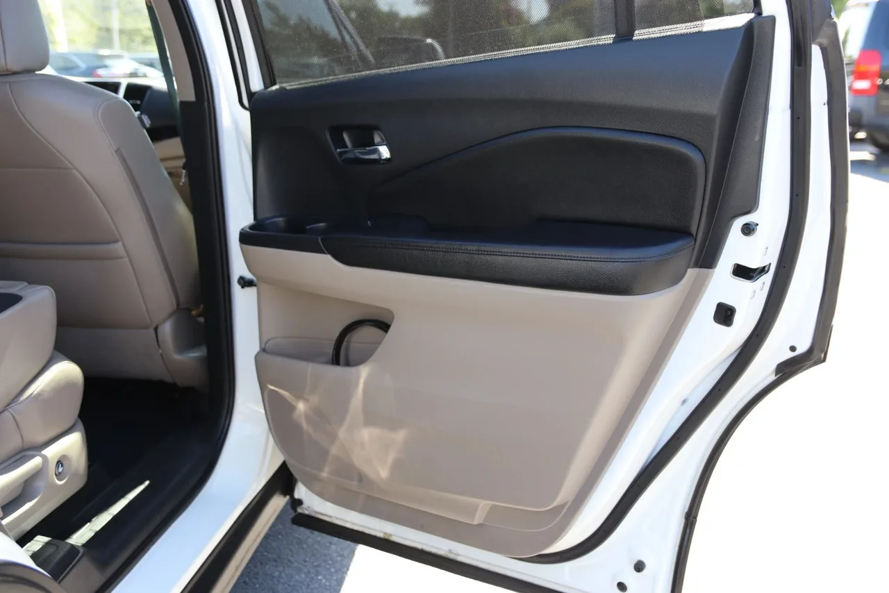 2017 Honda Pilot Touring Sport Utility 4D in White — photo 25 of 46