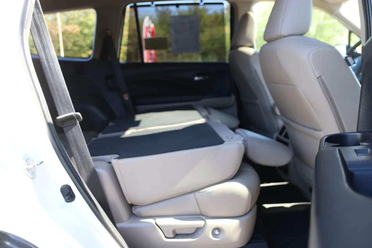 2017 Honda Pilot Touring Sport Utility 4D in White — photo 26 of 46
