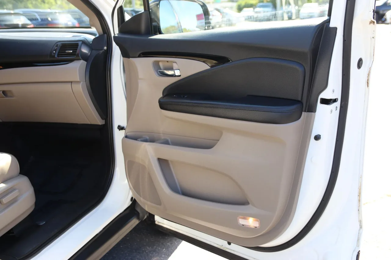 2017 Honda Pilot Touring Sport Utility 4D in White — photo 27 of 46