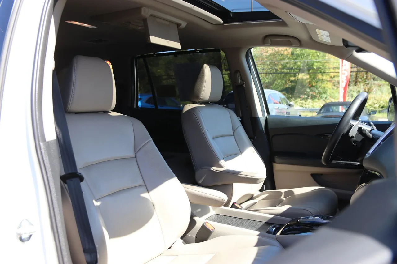 2017 Honda Pilot Touring Sport Utility 4D in White — photo 28 of 46