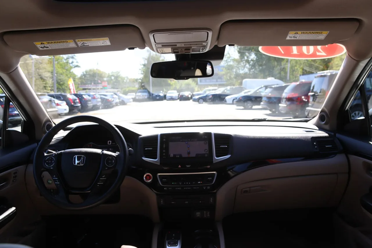 2017 Honda Pilot Touring Sport Utility 4D in White — photo 29 of 46