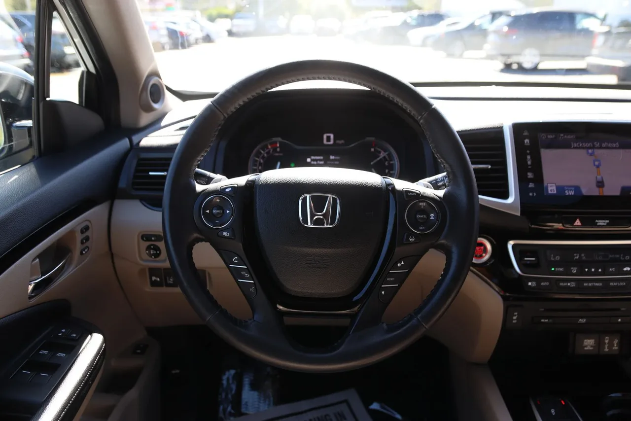 2017 Honda Pilot Touring Sport Utility 4D in White — photo 31 of 46