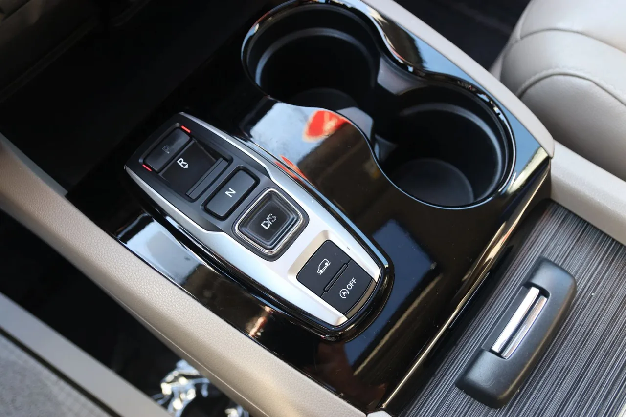2017 Honda Pilot Touring Sport Utility 4D in White — photo 32 of 46