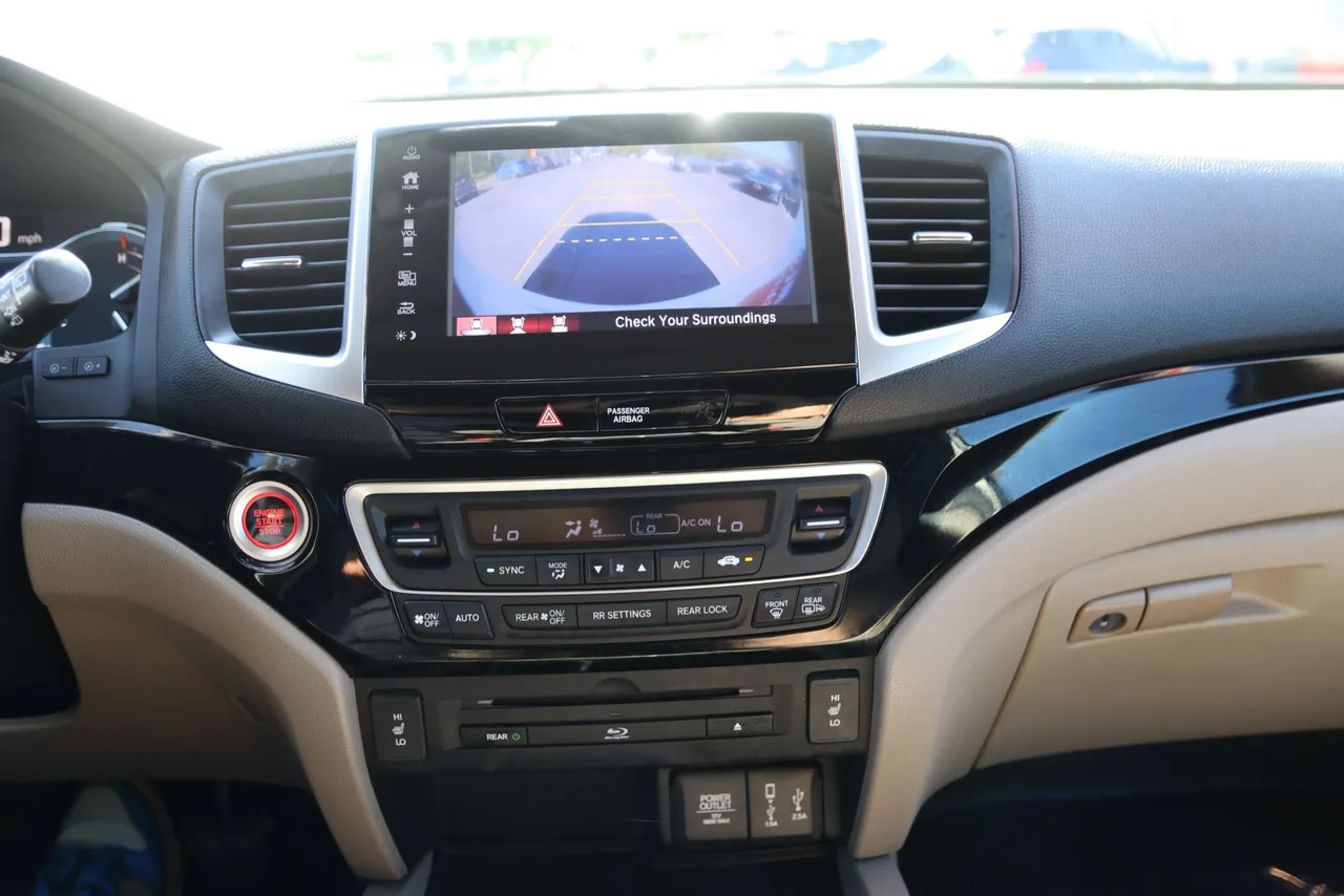 2017 Honda Pilot Touring Sport Utility 4D in White — photo 34 of 46