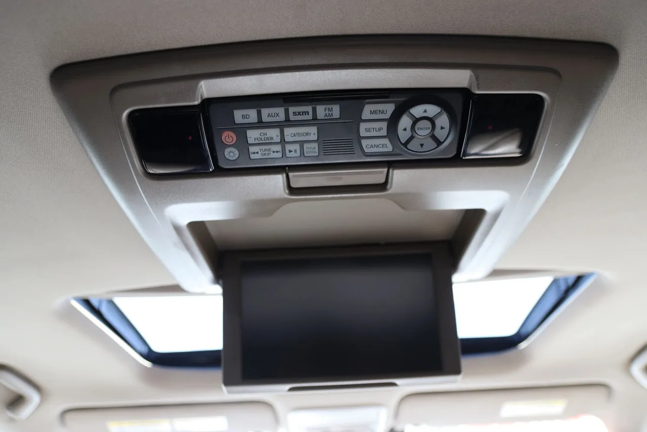 2017 Honda Pilot Touring Sport Utility 4D in White — photo 35 of 46