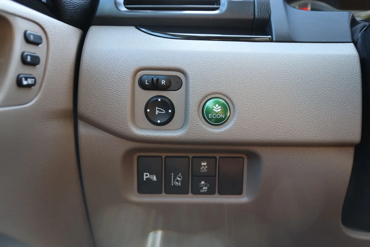 2017 Honda Pilot Touring Sport Utility 4D in White — photo 36 of 46