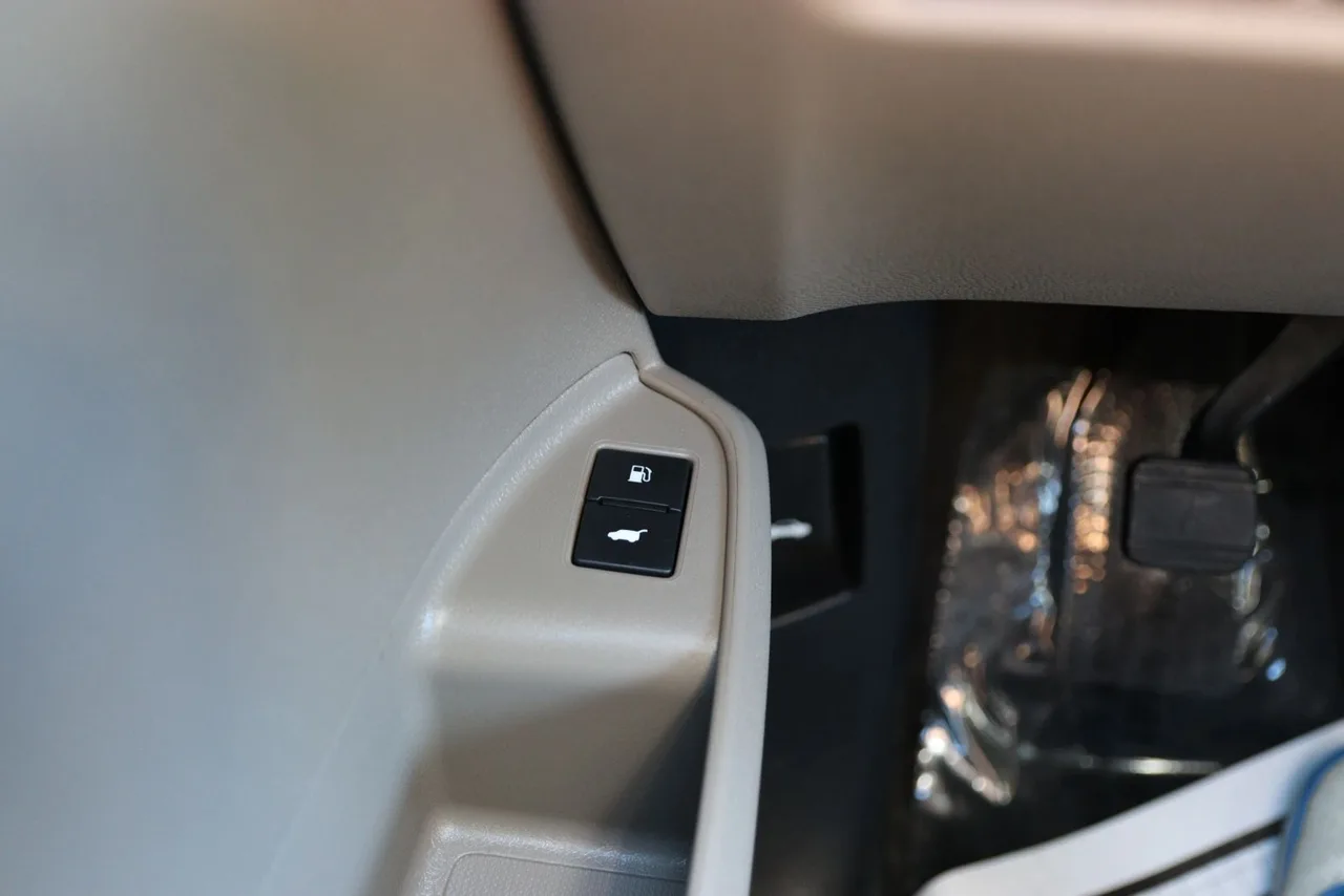 2017 Honda Pilot Touring Sport Utility 4D in White — photo 37 of 46