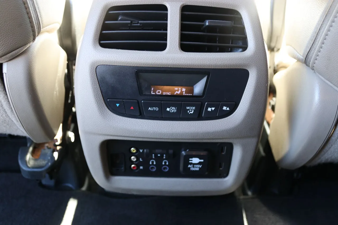 2017 Honda Pilot Touring Sport Utility 4D in White — photo 41 of 46
