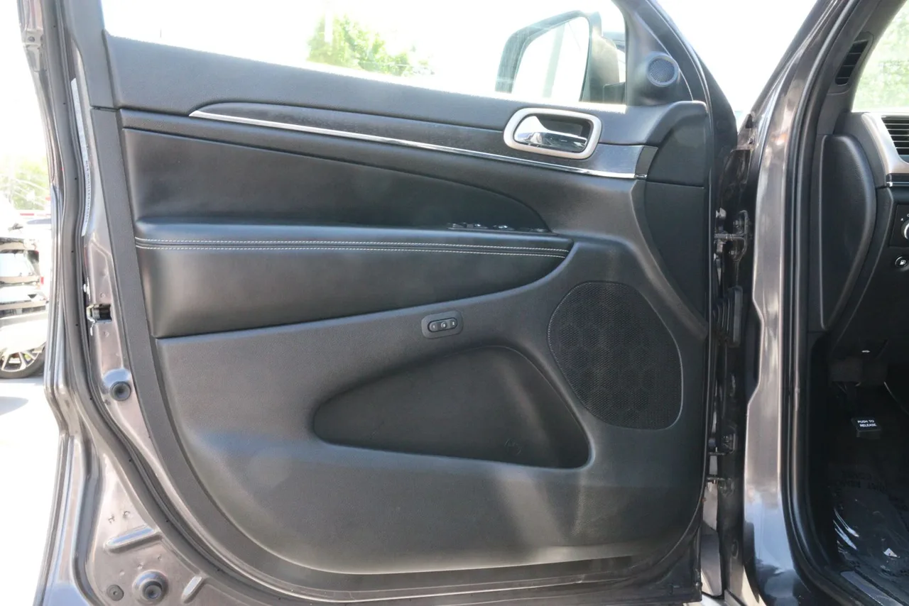 2017 Jeep Grand Cherokee — photo 13 of 31