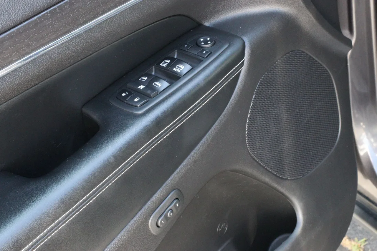 2017 Jeep Grand Cherokee — photo 14 of 31