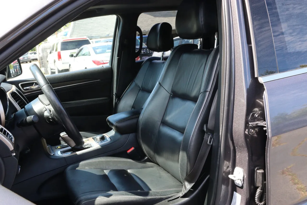 2017 Jeep Grand Cherokee — photo 16 of 31