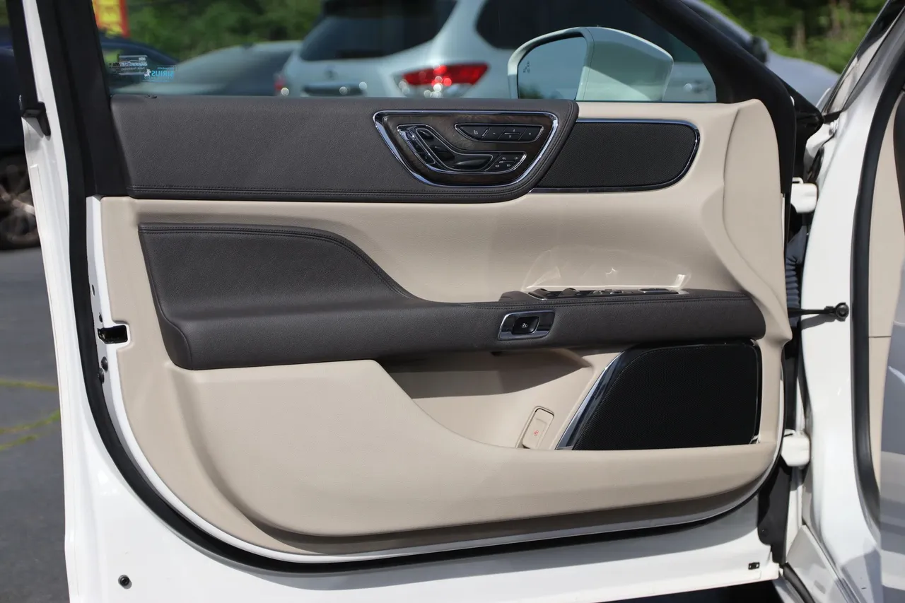 2017 Lincoln Continental — photo 9 of 30