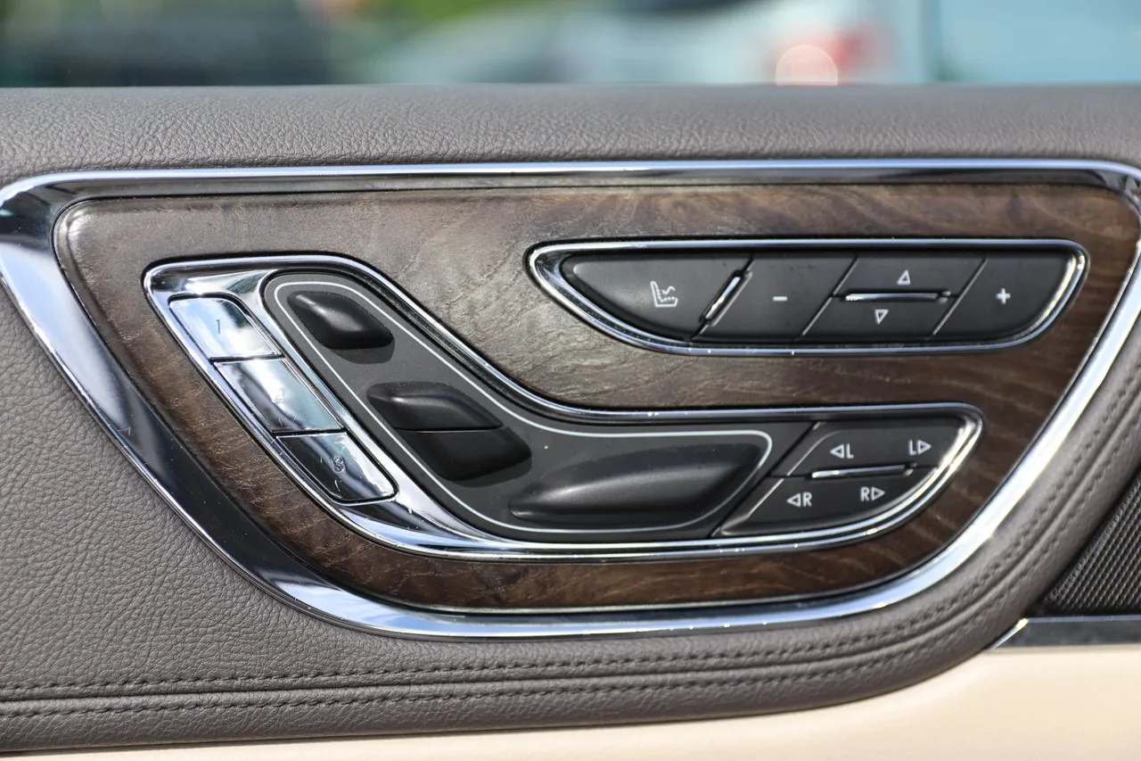 2017 Lincoln Continental — photo 10 of 30