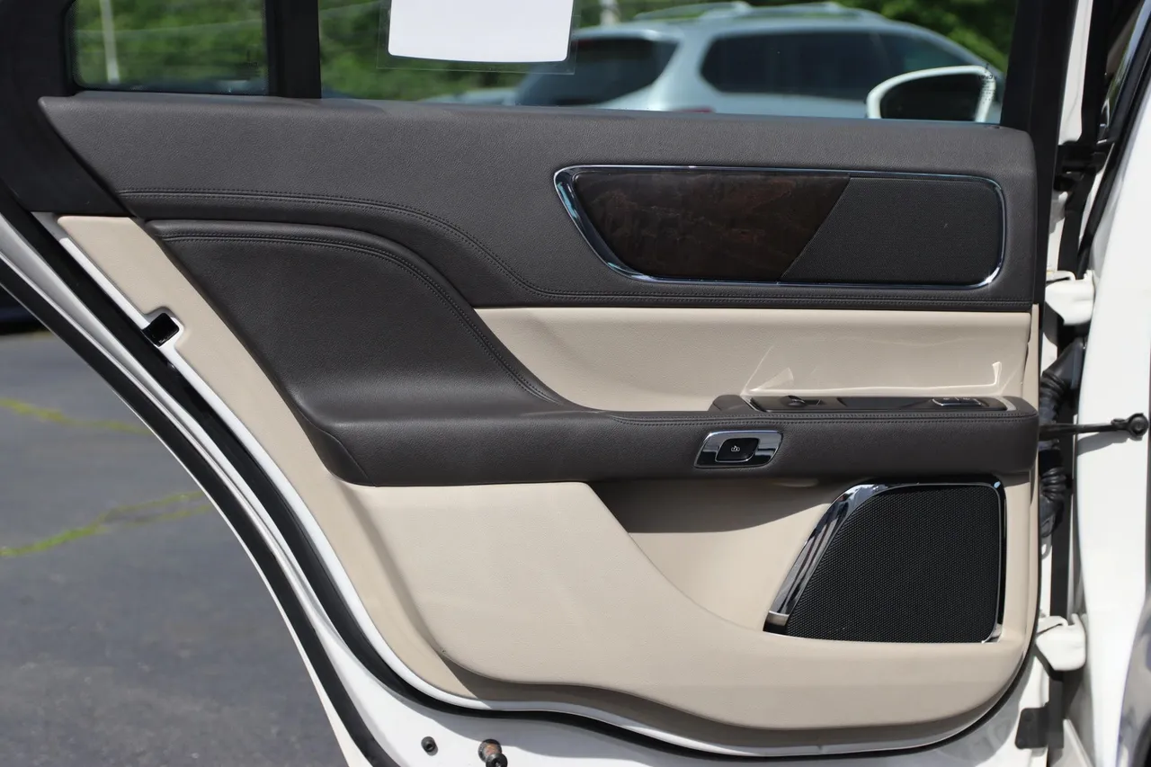 2017 Lincoln Continental — photo 14 of 30