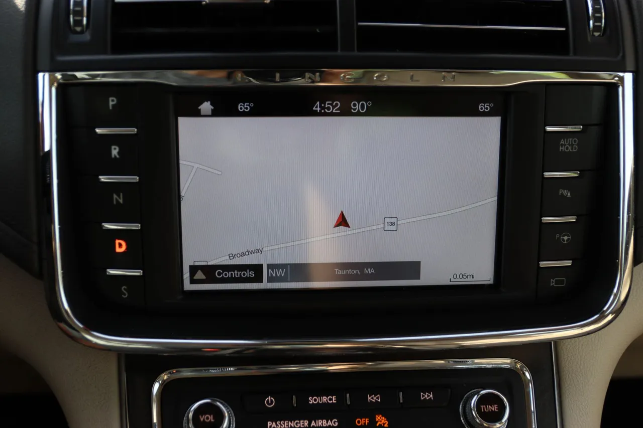 2017 Lincoln Continental — photo 26 of 30