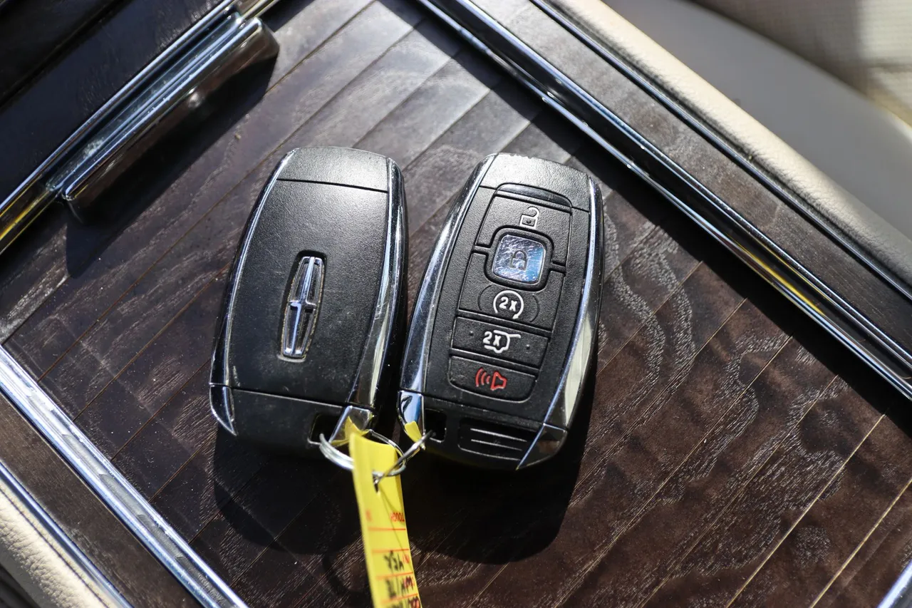 2017 Lincoln Continental — photo 27 of 30