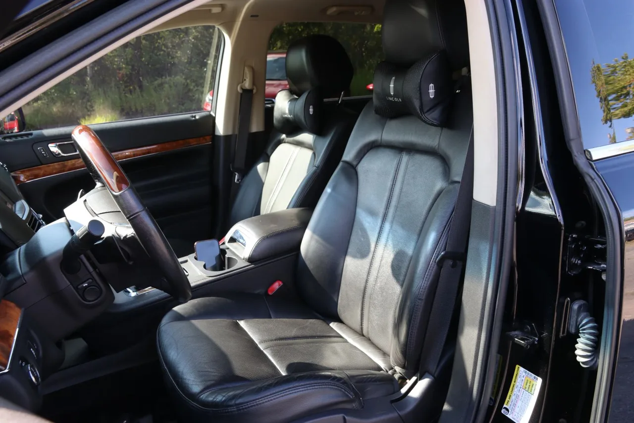 2017 Lincoln MKT Gtdi Sport Utility 4D in Black — photo 14 of 31
