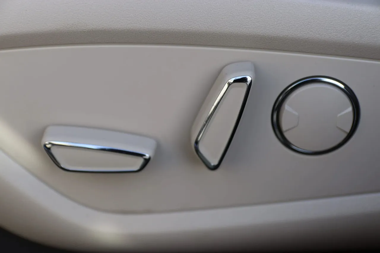 2017 Lincoln MKX — photo 13 of 34