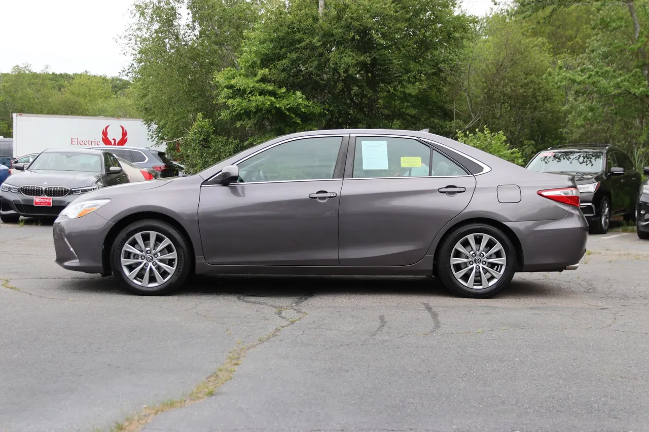 2017 Toyota Camry — photo 2 of 32