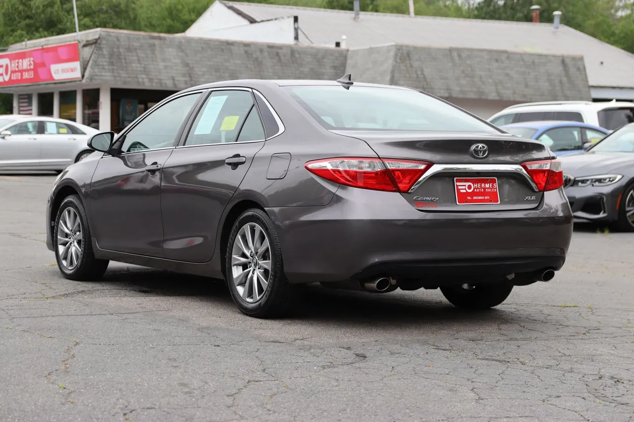 2017 Toyota Camry — photo 3 of 32