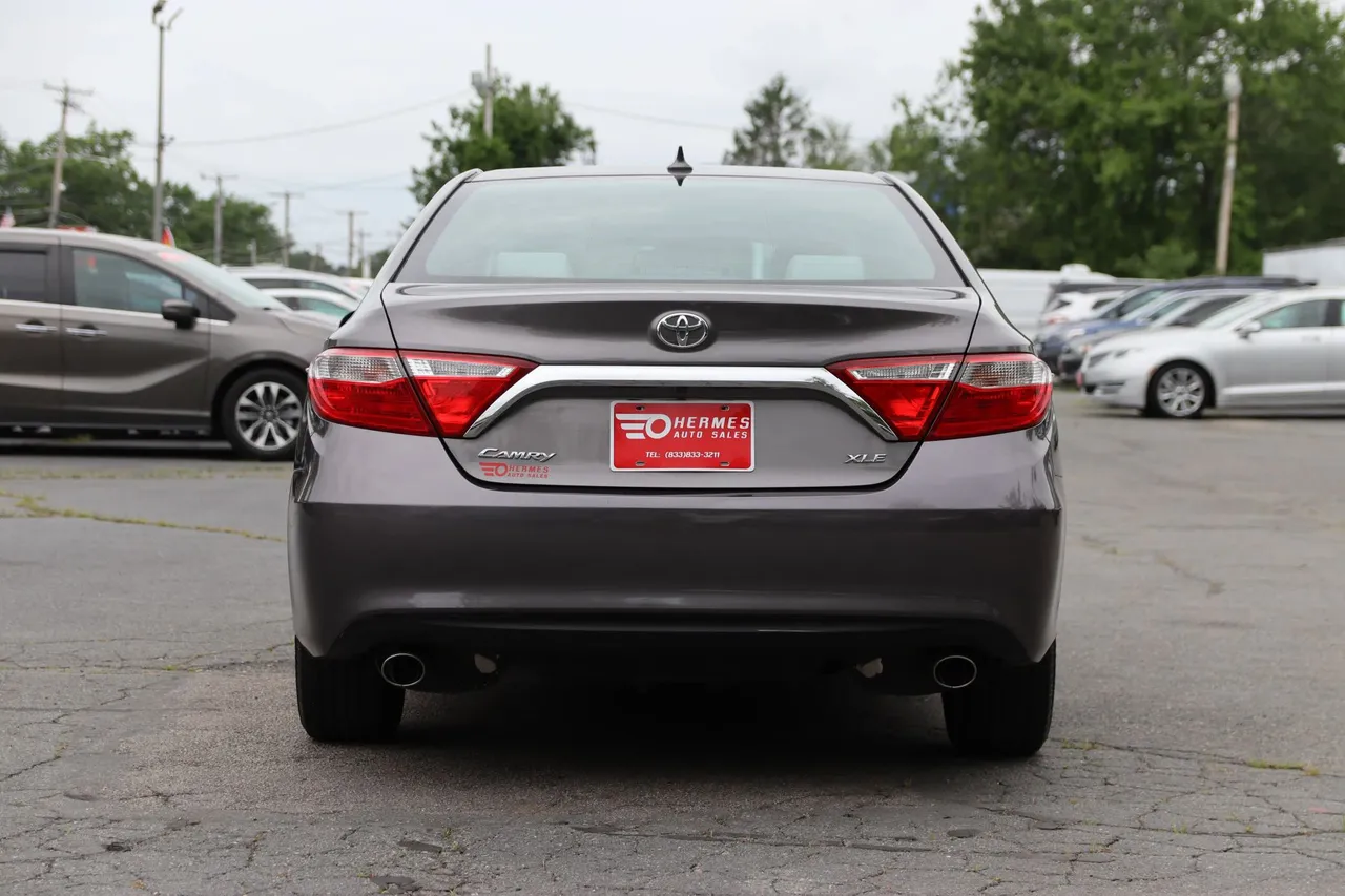 2017 Toyota Camry — photo 4 of 32