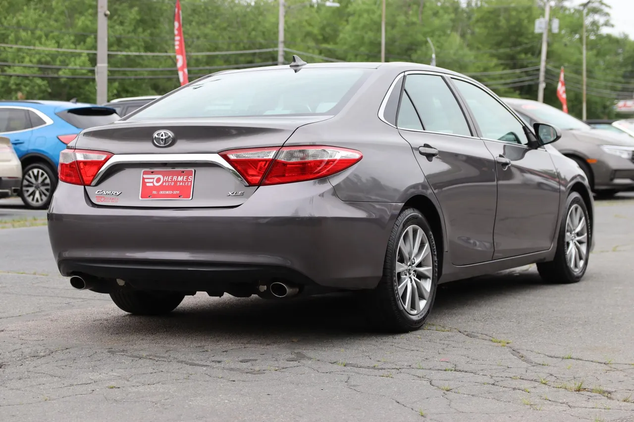 2017 Toyota Camry — photo 5 of 32