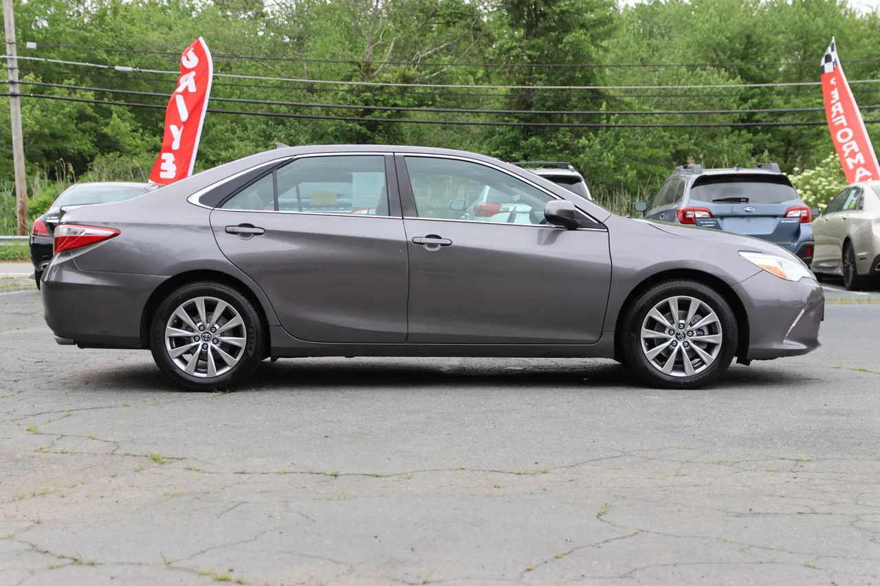 2017 Toyota Camry — photo 6 of 32
