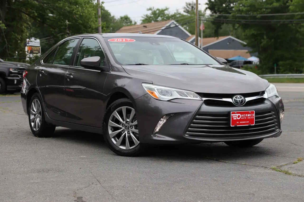 2017 Toyota Camry — photo 7 of 32