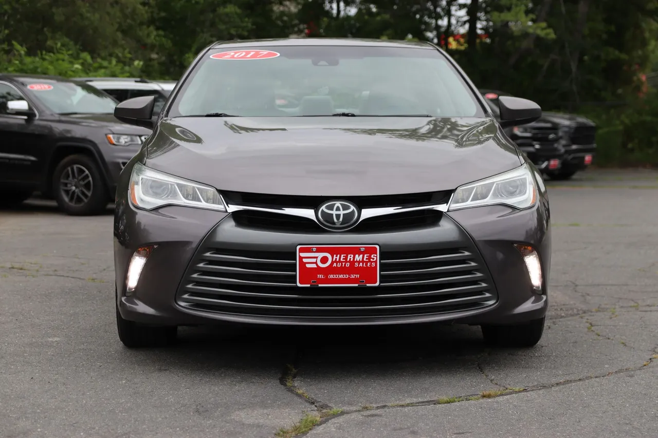 2017 Toyota Camry — photo 8 of 32