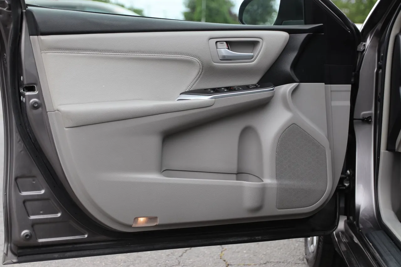 2017 Toyota Camry — photo 9 of 32