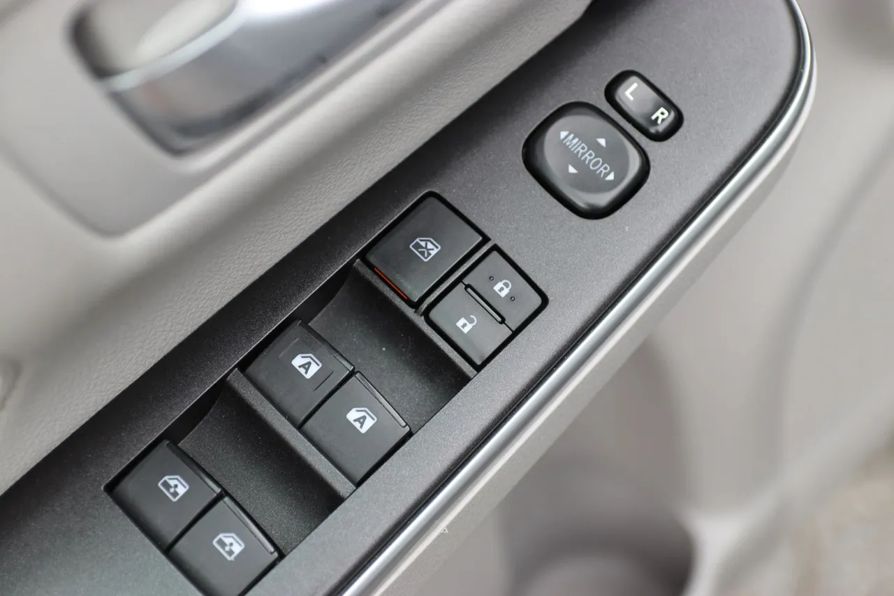 2017 Toyota Camry — photo 10 of 32