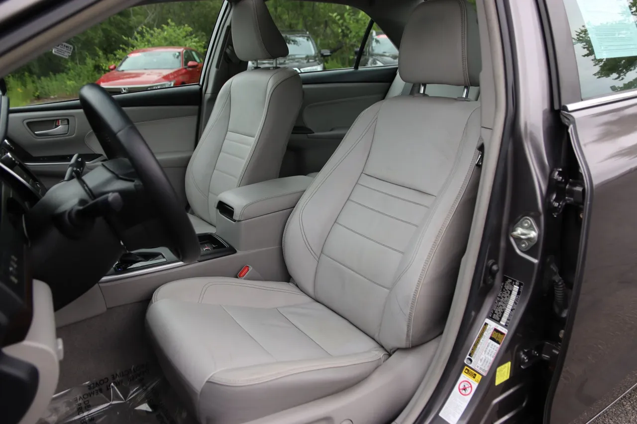 2017 Toyota Camry — photo 11 of 32