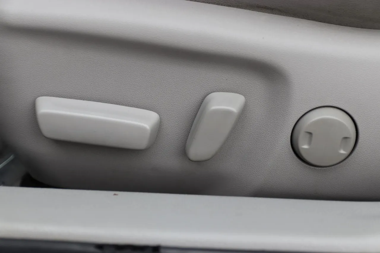 2017 Toyota Camry — photo 12 of 32