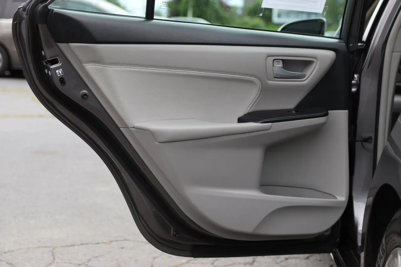 2017 Toyota Camry — photo 13 of 32