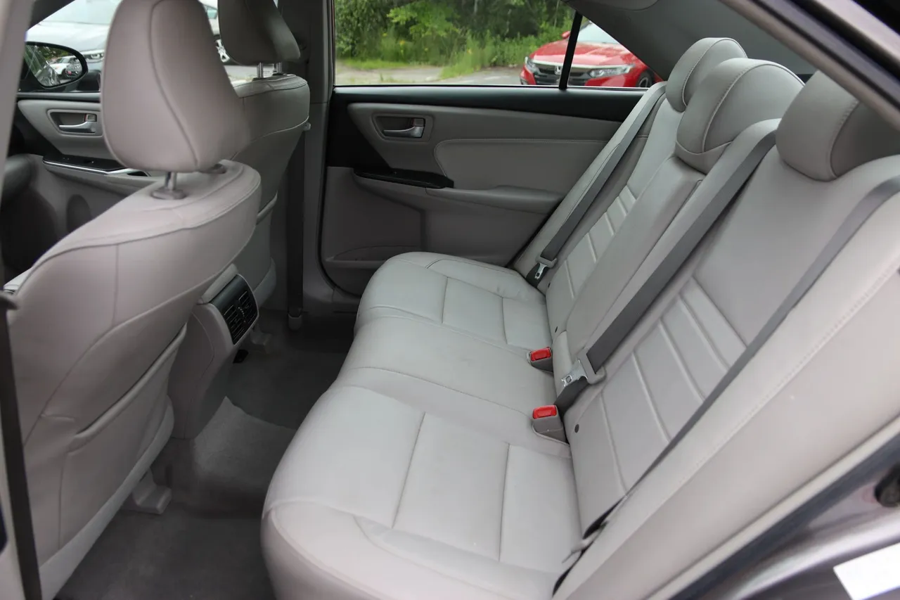 2017 Toyota Camry — photo 14 of 32