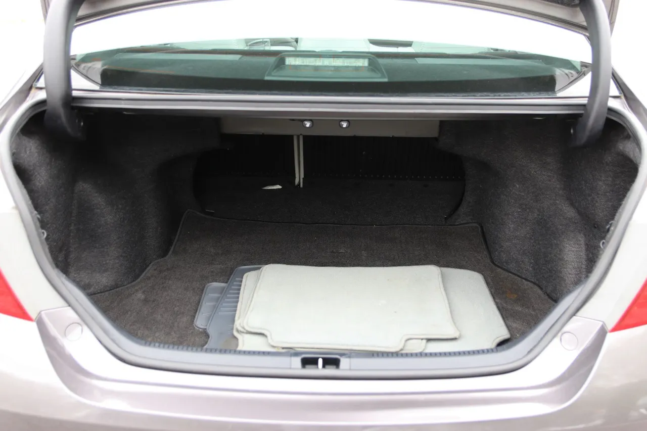 2017 Toyota Camry — photo 16 of 32