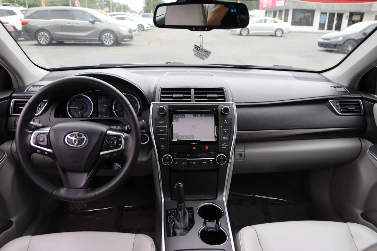 2017 Toyota Camry — photo 17 of 32