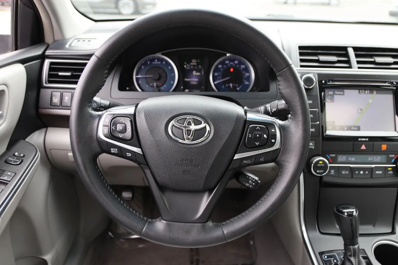 2017 Toyota Camry — photo 18 of 32