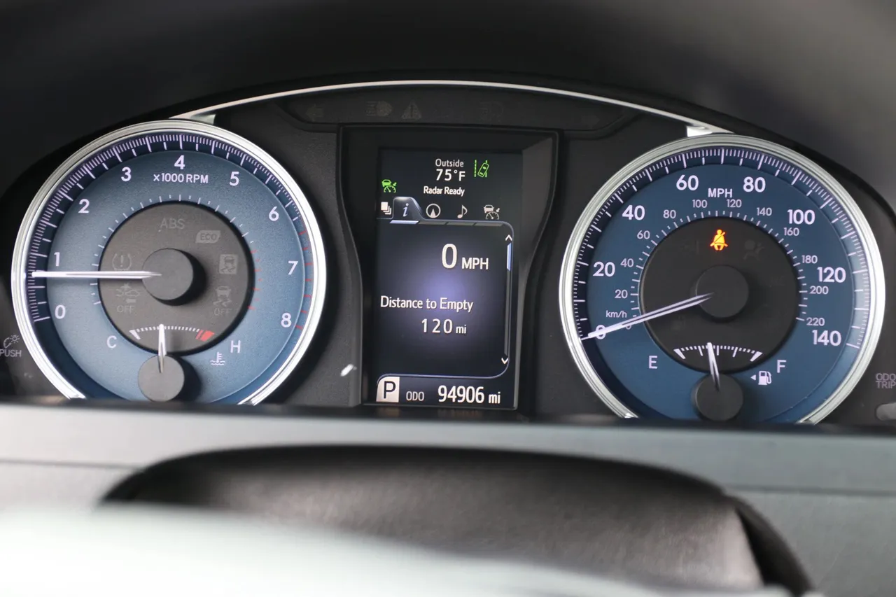 2017 Toyota Camry — photo 19 of 32