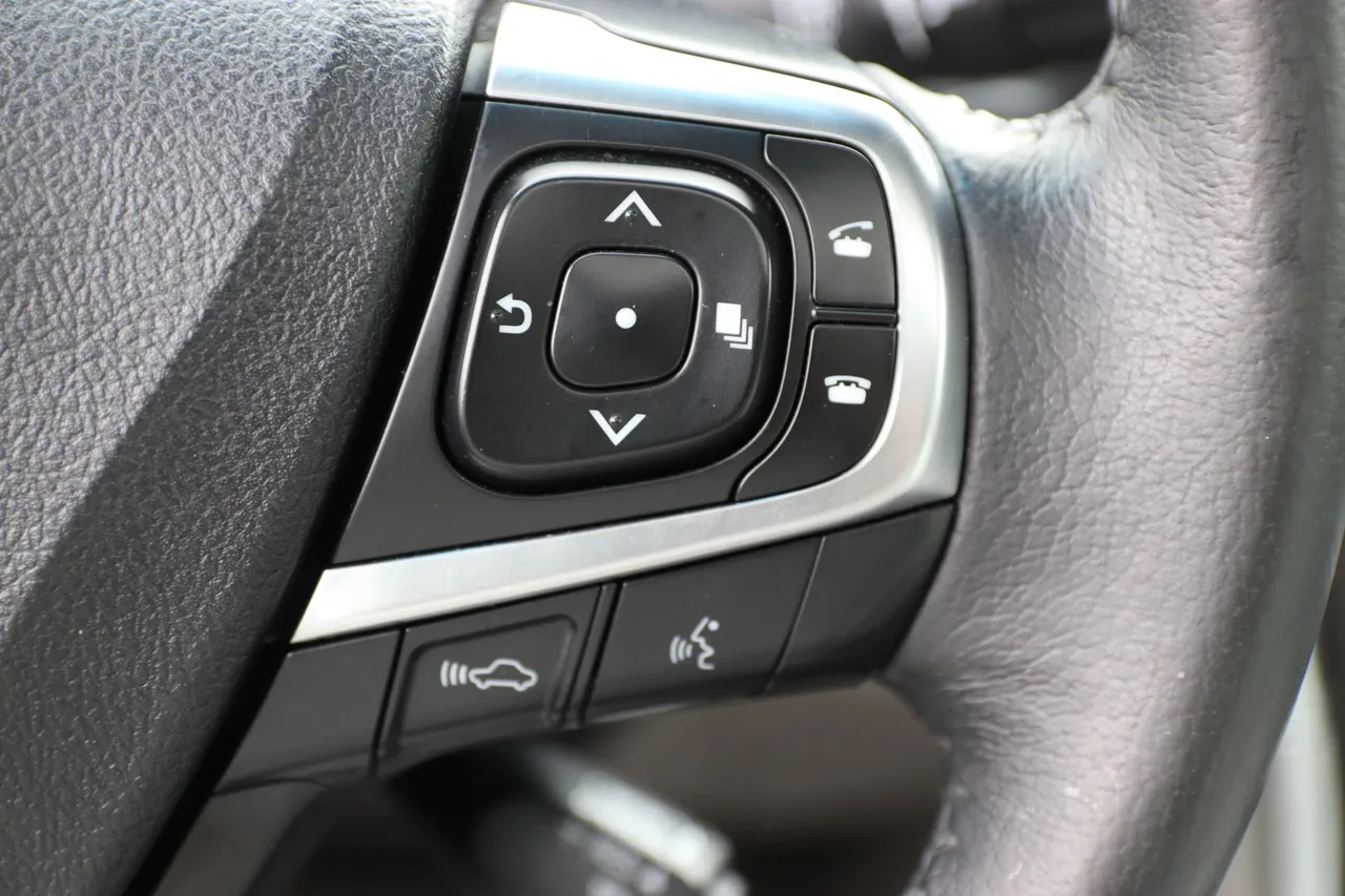 2017 Toyota Camry — photo 21 of 32