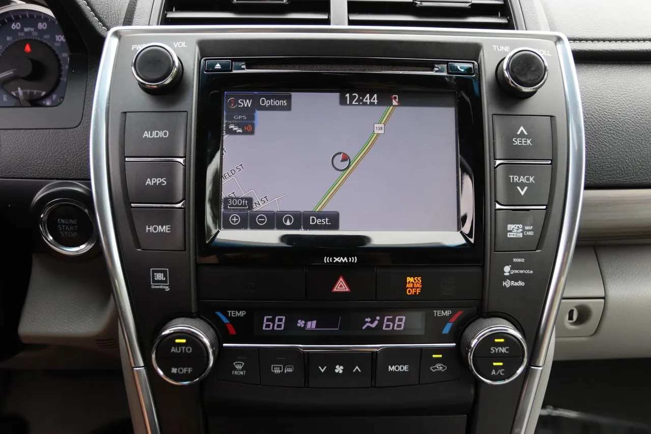 2017 Toyota Camry — photo 23 of 32