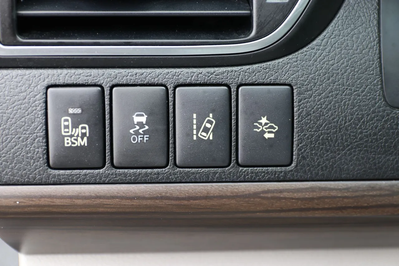 2017 Toyota Camry — photo 27 of 32