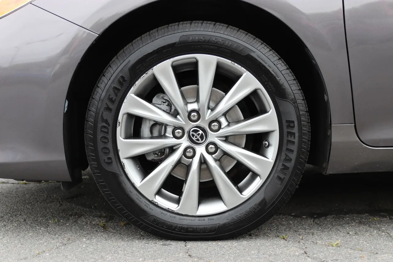 2017 Toyota Camry — photo 29 of 32