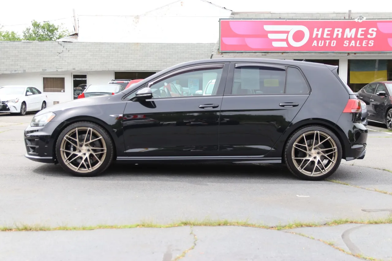 2017 Volkswagen Golf R — photo 2 of 31