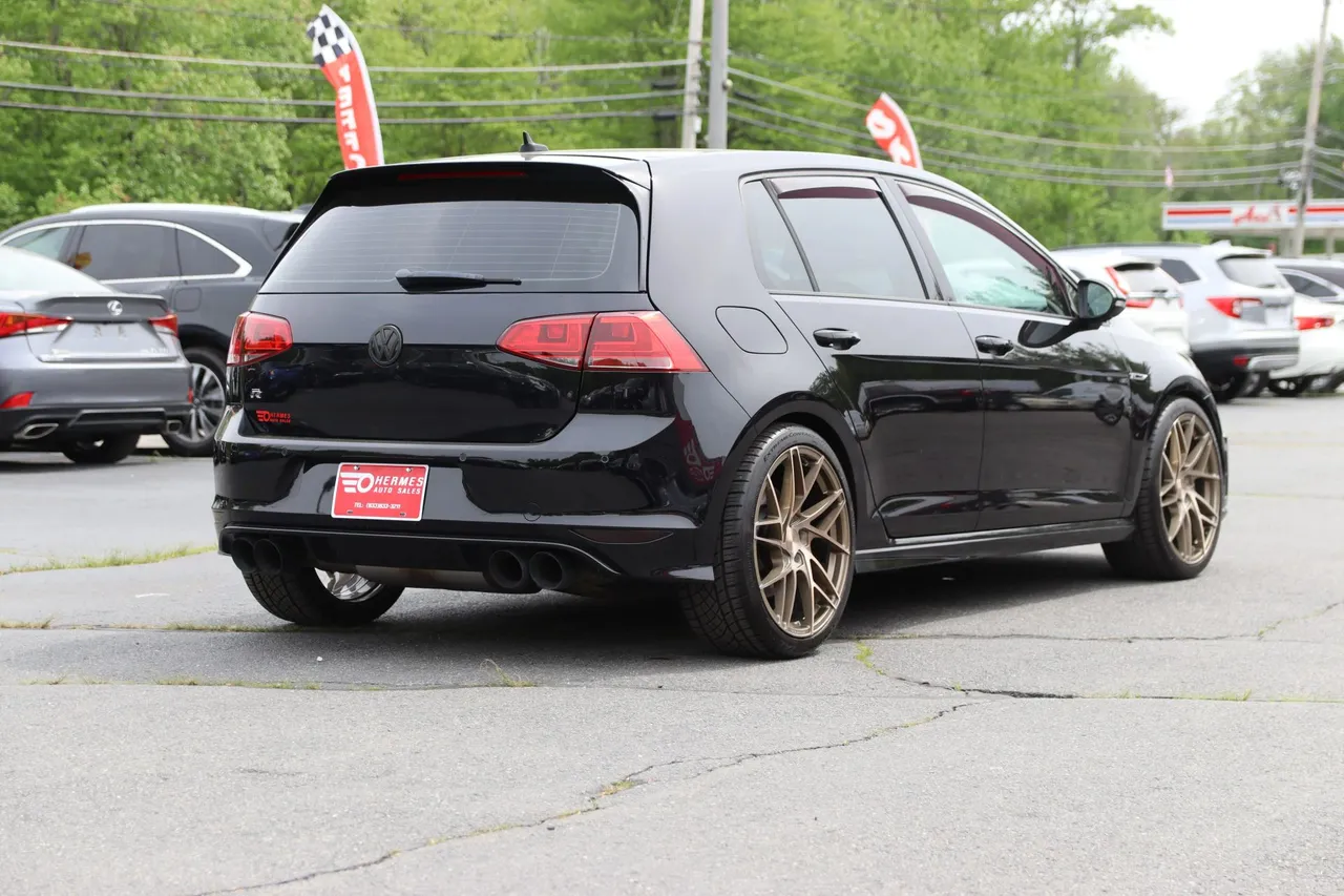 2017 Volkswagen Golf R — photo 5 of 31