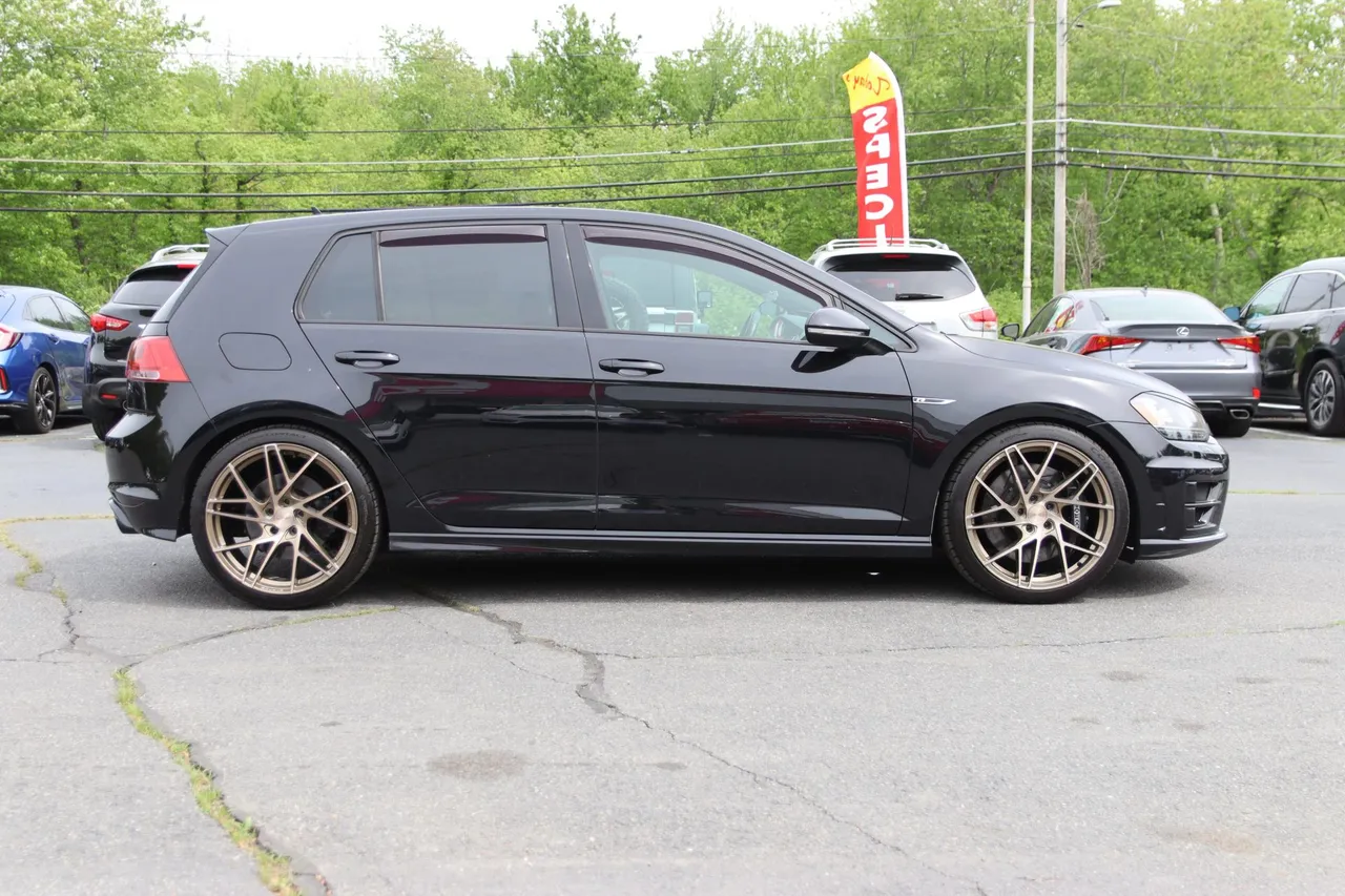 2017 Volkswagen Golf R — photo 6 of 31