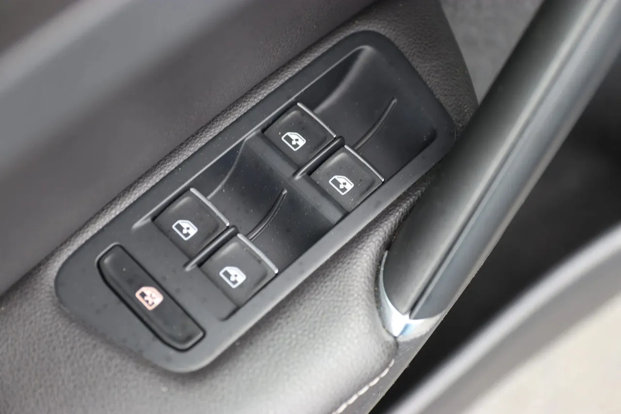 2017 Volkswagen Golf R — photo 10 of 31