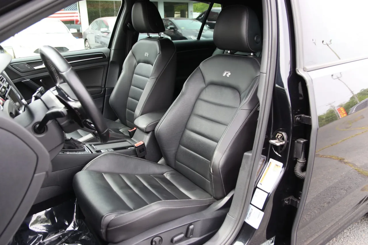 2017 Volkswagen Golf R — photo 12 of 31